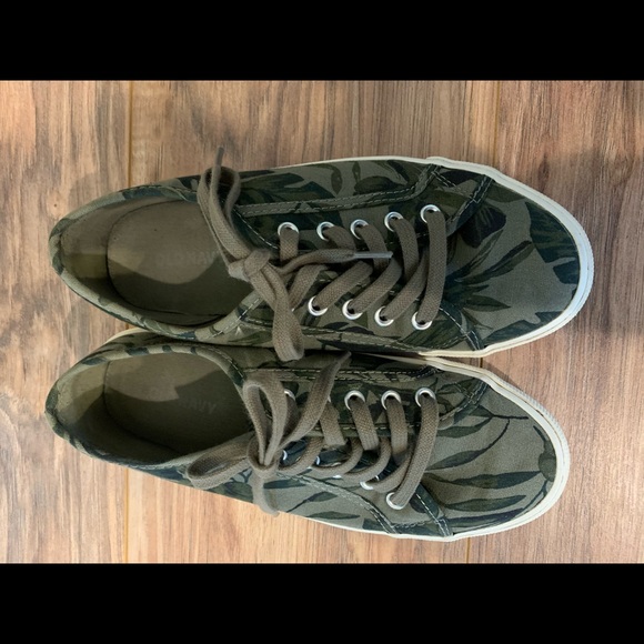 Old Navy size 6 Green Tree Camo Shoes - Picture 2 of 8